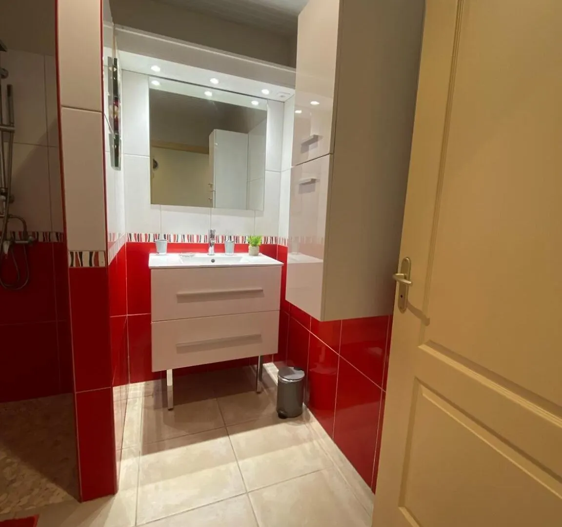 Appartement Spacieux Vue Mer: Beachfront Retreat with Parking Les Anses-d'Arlets