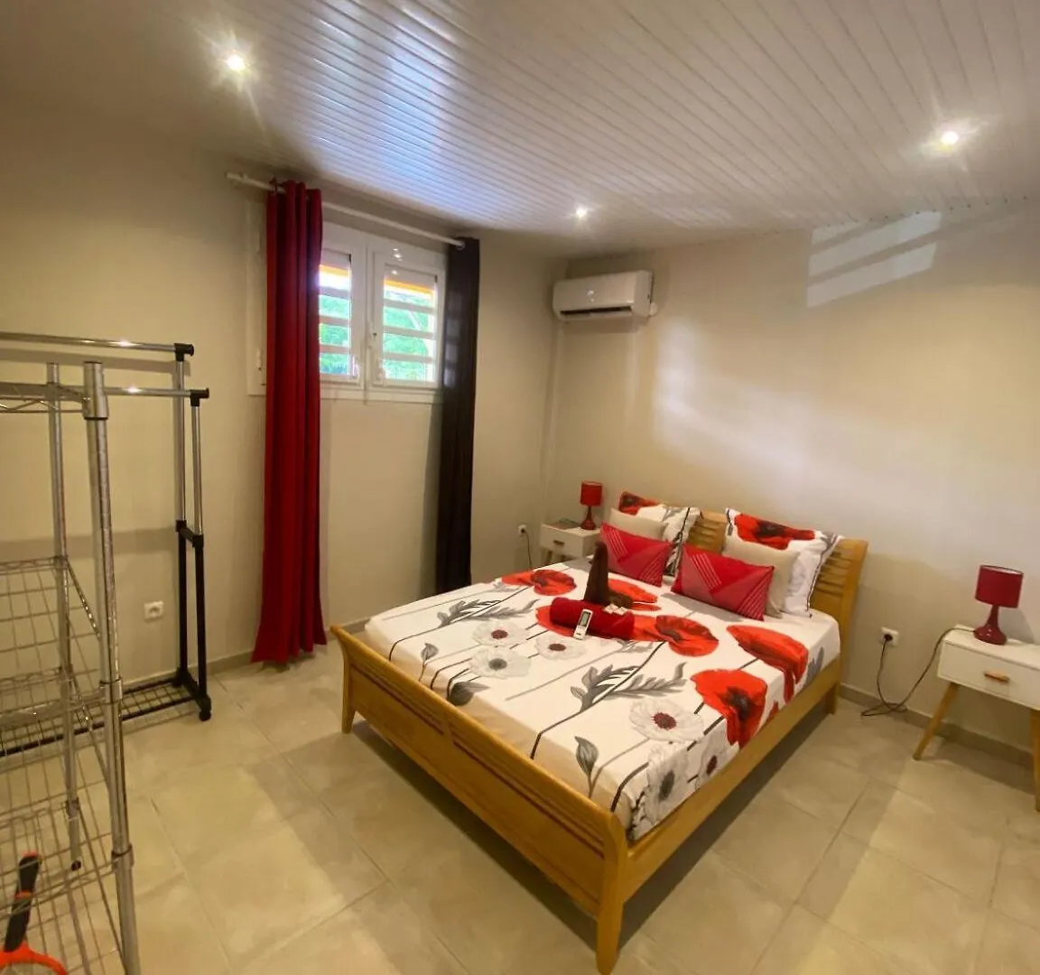 Apartment Appartement Spacieux Vue Mer: Beachfront Retreat with Parking Les Anses-d'Arlets