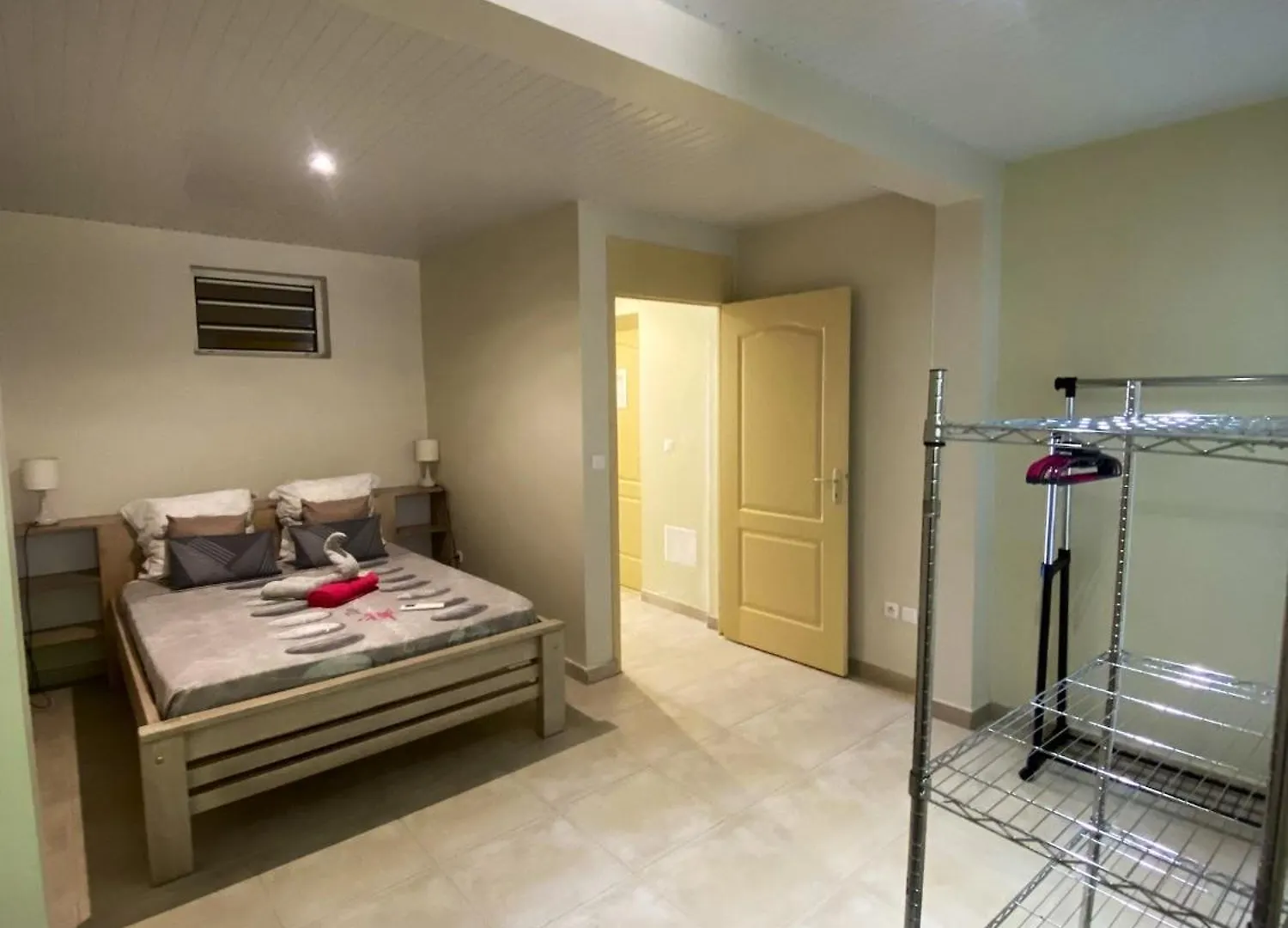 Appartement Spacieux Vue Mer: Beachfront Retreat with Parking Les Anses-d'Arlets Apartment